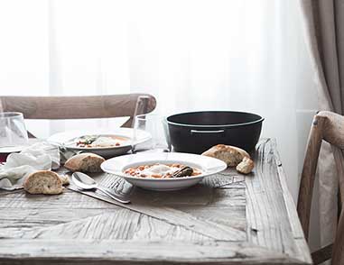 Иллюстрация блюда и сервировки стола