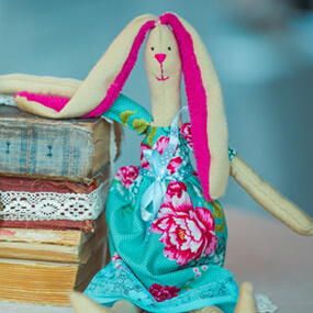 Фотография куклы-зайчика